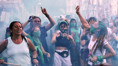 Activistas celebran la aprobación de la Ley del aborto en el Senado argentino. 11 de diciembre de 2020.