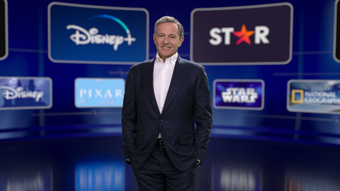 Bob Iger, presidente ejecutivo de Disney,  durante la presentación para inversores de 2020. Disney anunció que tiene un total de 137 millones de suscriptores y que, tras un año de un crecimiento de su plataforma digital Disney + mucho mayor de lo esperado, ha modificado sus previsiones y ahora cree que para finales del año fiscal de 2024 contará con entre 300 y 350 millones de clientes en sus servicios directos al consumidor. 