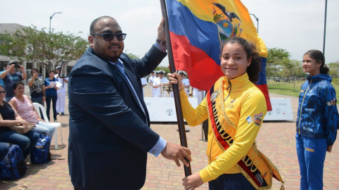 La nadadora María Daniela Contreras  recibe por segundo año consecutivo el Pabellón Nacional para representar al país en los Juegos Escolares 2019.