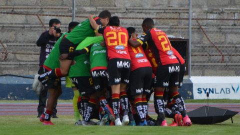 Los jugadores del Deportivo Cuenca celebran el gol marcado este viernes 11 de diciembre de 2020, en el estadio Olímpico de Riobamba.