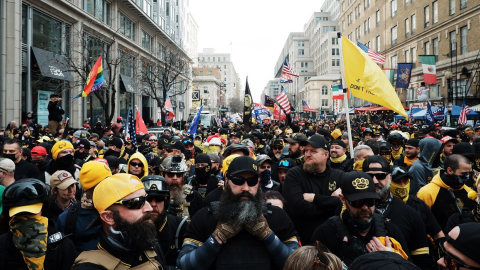 Simpatizantes del grupo de extrema derecha 'Proud Boys' en la marcha en favor de Donald Trump, el 12 de diciembre de 2020.