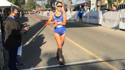 Johana Ordóñez cruza la meta del Campeonato Internacional de Marcha, en Guatemala, el 12 de diciembre de 2020.