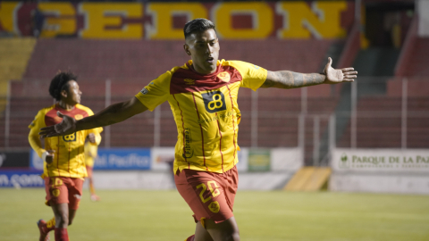 El jugador de Aucas, Sergio López, festeja su gol ante Barcelona, en Quito, el domingo 13 de diciembre de 2020.