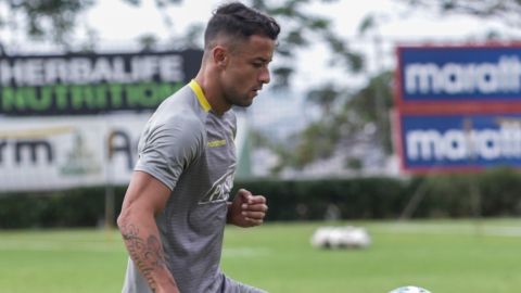 Gabriel Marques, durante un entrenamiento en las canchas alternas del estadio Monumental, en Guayaquil.