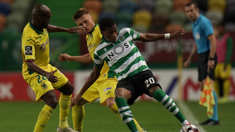 Gonzalo Plata disputa el balón ante dos jugadores del Mafra