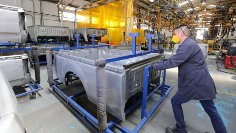 Un trabajador de 
la empresa Metaltronic, al norte de Quito, el 26 de octubre de 2020.