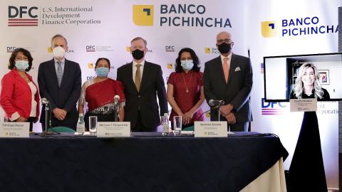 Firma del acuerdo entre DFC y Banco Pichincha para de desembolso de USD 150 millones para incrementar préstamos dirigidos a mujeres emprendedoras y empresarias, el 16 de diciembre de 2020. 