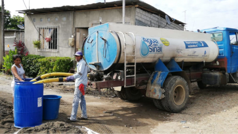 Una mujer recolecta agua de un tanquero en Ecuador, el 4 de mayo de 2020. 