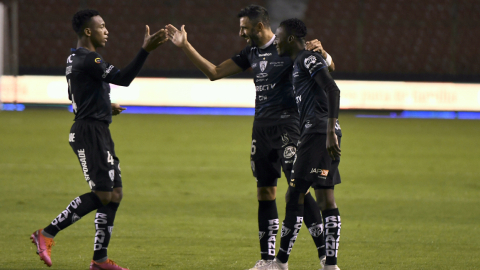 Los jugadores de Independiente del Valle celebran uno de los goles ante Orense, en Quito, el 17 de diciembre de 2020.