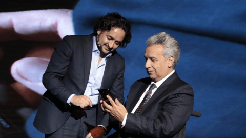 El ministro de Telecomunicaciones, Andrés Michelena, y el presidente Lenín Moreno prueban un teléfono con tecnología 5G, el 18 de julio de 2019 en el teatro México en Quito.