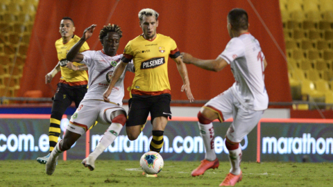 Emmanuel Martínez maneja la pelota en un partido ante Mushuc Runa, en Guayaquil, el 16 de diciembre de 2020.