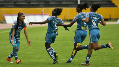 Las jugadoras de El Nacional celebran un gol convertido en la final de ida de la Superliga 2020.