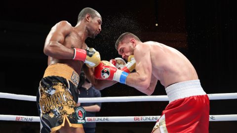 El boxeador ecuatoriano, Carlos Góngora, golpea a Ali Akhmedov en su pelea por el título Mundial súper medio.