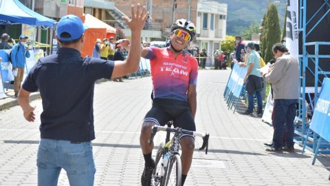 Franklin Revelo en el momento en el que cruza la meta en primer lugar, en el Tour de la Juventud, el sábado 19 de diciembre de 2020.