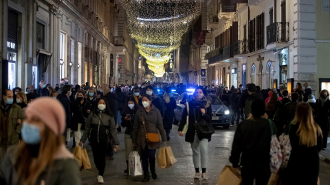 Compradores caminan por una de las calles del centro de Roma, Italia, el 20 de diciembre de 2020. 