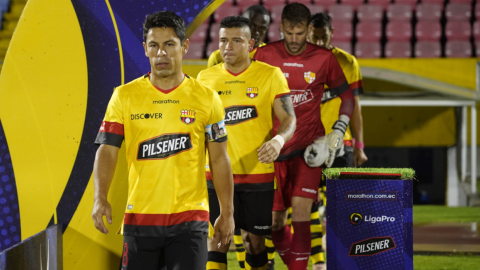 Los jugadores de Barcelona saltan a la cancha al partido contra Universidad Católica, el domingo 20 de diciembre de 2020. 