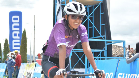 Marcela Peñafiel, cruzando la línea de meta en primer lugar de la Etapa 3 del Tour de la Juventud el sábado 19 de diciembre del 2020.