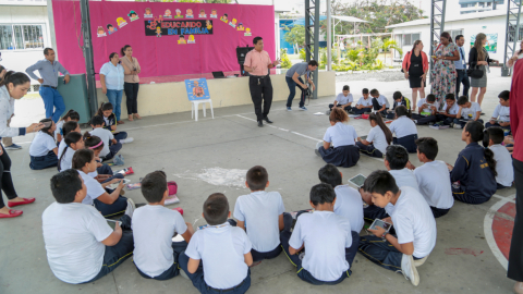 Estudiantes de la escuela República del Ecuador, de Manabí, durante una clase al aire libre, el 31 de julio de 2019.