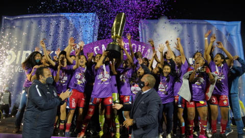 Las jugadoras de El Nacional festejan el título de la Superliga femenina 2020, el lunes 21 de diciembre.