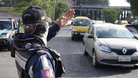 Agente Metropolitano de Tránsito durante operativo vehicular en Quito. 26/11/2020