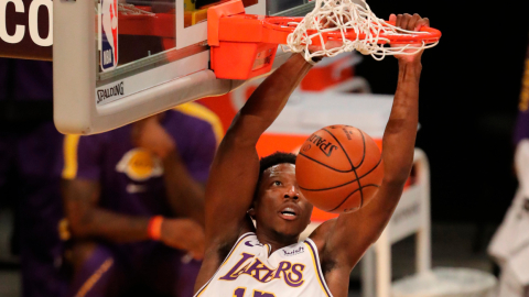 Devontae Cacok de Los Angeles Lakers durante un partido de pretemporada de la NBA frente a los Los Angeles Clippers en Los Angeles, el 11 de diciembre de 2020.