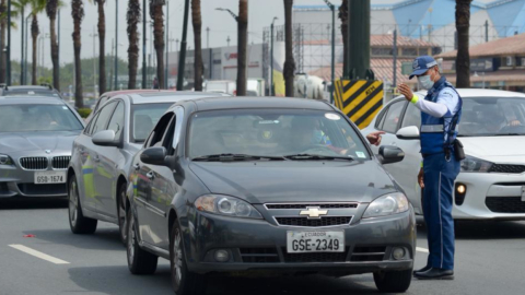 Un agente de Tránsito de Guayaquil, durante un operativo de control, el 22 de diciembre de 2020.