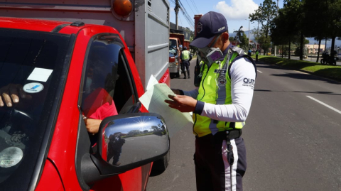 Control vehicular Av. Mariscal Sucre, a la altura de Agencia Nacional de Tránsito, en el norte de Quito, 18 de marzo de 2020.