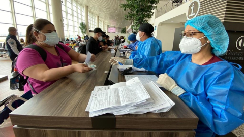 Las autoridades ecuatorianas han reforzado las medidas de bioseguridad en los aeropuertos internacionales de Quito y Guayaquil, donde se han tomado en los últimos días más de 400 pruebas de antígenos.