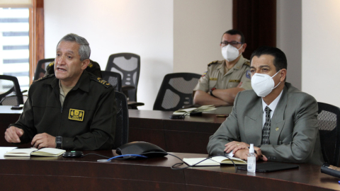 El comandante de la Policía, Patricio Carillo, junto al ministro de Gobierno, Patricio Pazmiño, el 15 de diciembre de 2020. 