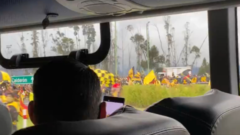 Hinchas de Barcelona recibieron a los jugadores de Barcelona en el aeropuerto Mariscal Sucre de Quito, el martes 29 de diciembre de 2020.