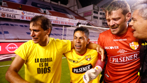 Javier Burrai, arquero de Barcelona, sale a hombres después de lograr el título en el estadio Rodrigo Paz Delgado, el martes 29 de diciembre de 2020.