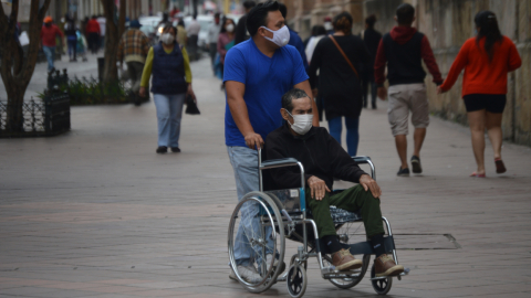 Ciudadanos circulan por el centro histórico de Cuenca, el 23 de noviembre de 2020.