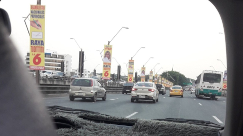 Imagen de afiches electorales en el puente de la Unidad Nacional en Guayaquil, el 29 de diciembre de 2020. 