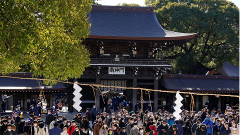 Ciudadanos en Japón visitan el santuario Meiji Shrine, por Año Nuevo, el 1 de enero de 2021. 