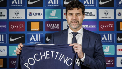 Pochettino posa con la camiseta del PSG, después de firmar su contrato con el club, el sábado 3 de enero de 2021.