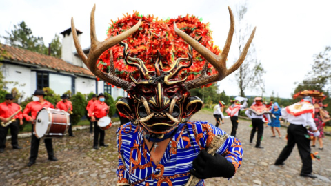 Los diablos de Píllaro, una ciudad ecuatoriana enclavada en el corazón de los Andes del país, salieron este viernes 1 de enero a bailar en vivo, en un desafío virtual a la pandemia del coronavirus, que también amenazó este tradicional festejo de Año Nuevo.