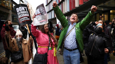 Varias personas celebran al exterior de los juzgados londinenses de Old Bailey después de que una juez británica falló que el fundador de WikiLeaks, Julian Assange, no puede ser extraditado a EE.UU. 4 enero 2021. 