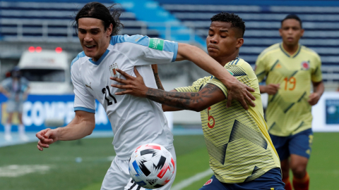 Edinson Cavani disputa un balón con Wilmar Barrios, en el partido entre Uruguay y Colombia, el viernes 13 de noviembre de 2020.