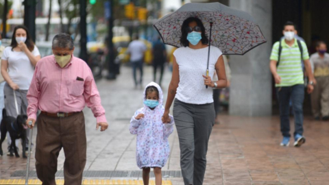 Personas caminan por las calles de Guayaquil, el 4 de enero de 2021.