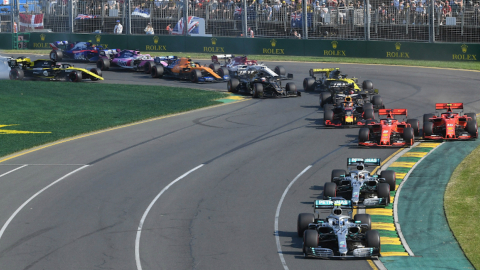 Inicio del Gran Premio de Australia en 2019, en donde Valtteri Bottas lidera la carrera.