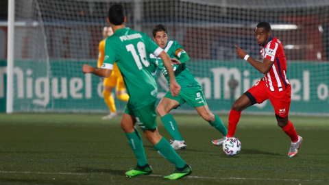 Una jugada del primer tiempo en la derrota del Atlético de Madrid 0-1 ante el Cornellà en la Copa del Rey, este martes 6 de enero de 2021.