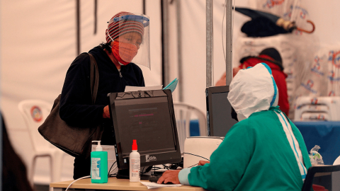 Una persona es atendida en la zona de triage del hospital IESS del Sur en Quito, el 6 de enero de 2021.