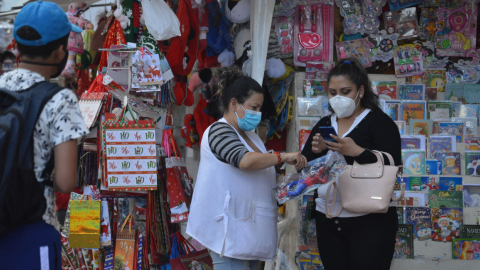 Dos mujeres hacen compras de Navidad, en Cuenca, el 23 de diciembre de 2020.