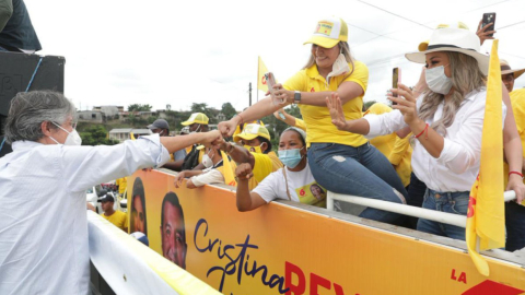 El candidato Guillermo Lasso durante un recorrido de campaña en el cantón El Carmen, de Manabí, el 7 de enero de 2021.