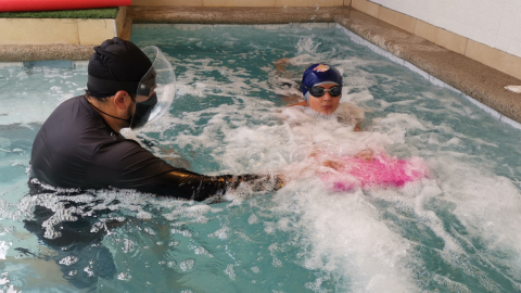 El profesor de natación, Christian  Rojas, durante una clase privada de natación, el 8 de enero de 2021.