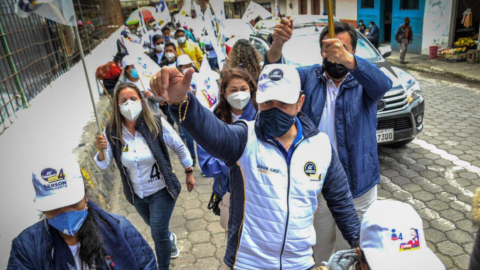 Gerson Almeida, candidato de Ecuatoriano Unido, en una caminata en Ambato, 7 de enero de 2021.