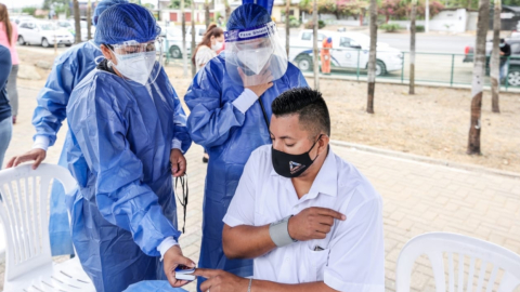 Un hombre recibe atención médica en una carpa instalada por el Municipio de Guayaquil para pacientes con Covid-19-