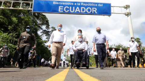 Los presidentes de Colombia, Iván Duque y de Ecuador, Lenín Moreno, recorrieron las obras viales en Mataje, en la frontera norte, el 10 de enero de 2021.