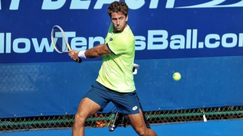 Roberto Quiroz durante su partido ante Ivo Karlovic, en el Delray Beach Open, el 10 de enero de 2020.