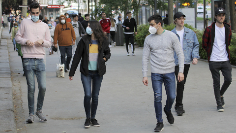 Los vecinos de Madrid caminan durante las horas autorizadas para actividades deportivas durante la crisis de salud debido a la pandemia del coronavirus. 21 de mayo de 2020.